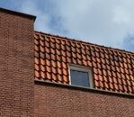 Het vrijwel verticale pannendak.
              <br/>
              Richard Keijzer, 2014-09-25